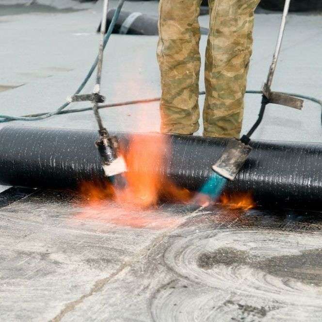 Plat dak branden door dakdekker in Terneuzen