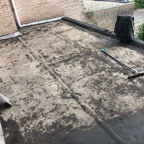Schoonmaken van een plat dak in Terneuzen Schoonmaken van een plat dak in Terneuzen